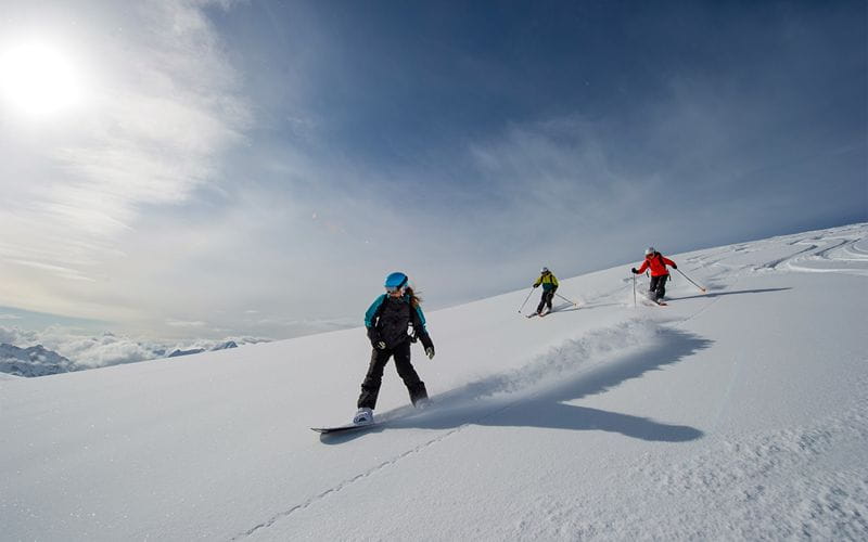 helicopter-skiing-canada-three-skiers (1)