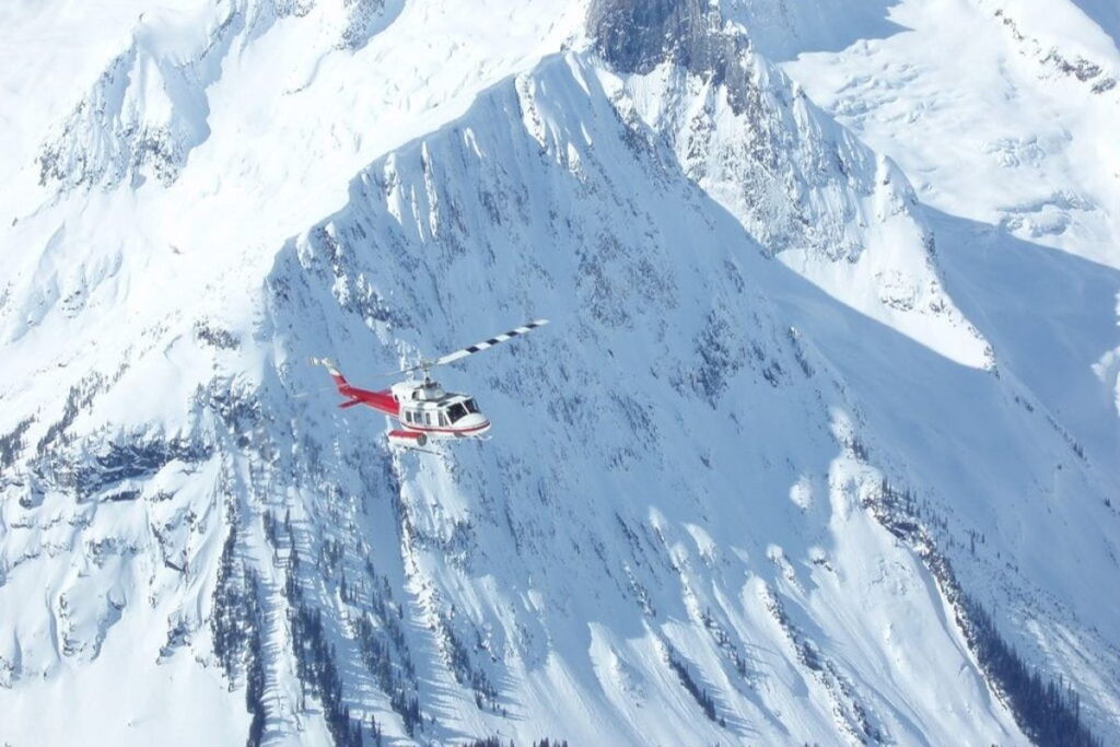 heliskiing-canada-prices-helicopter-flying