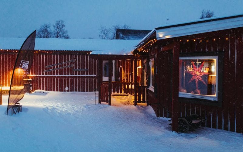 affordable-heli-skiing-mountain-lodge (1)
