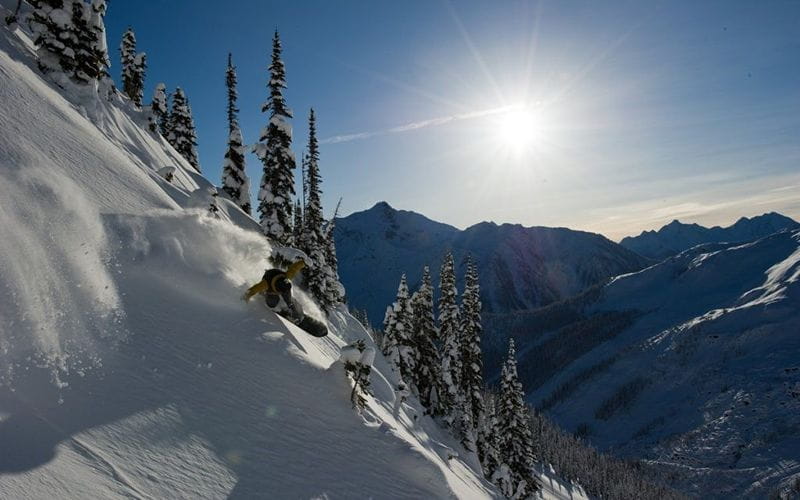 helicopter-skiing-canada-going-down-mountain (1)