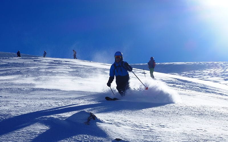 helicopter-skiing-canada-group-skiing (1)