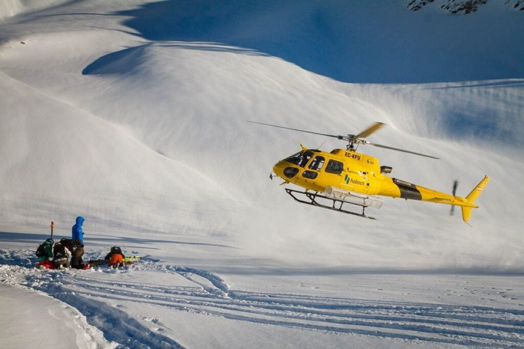 helicopter-skiing-canada-helicopter-flying (1)