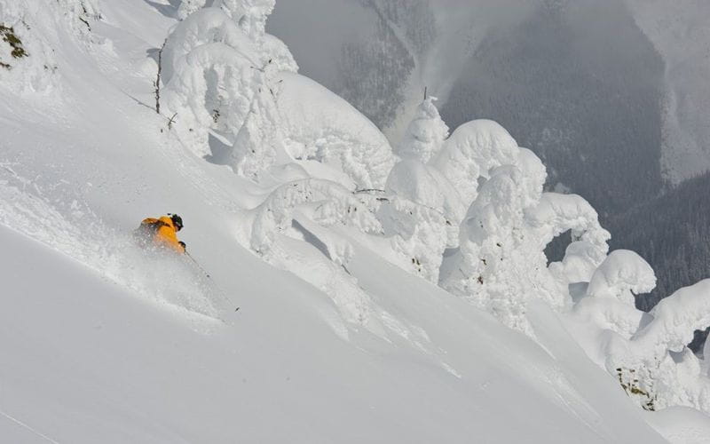 helicopter-skiing-canada-powder-snow (1)