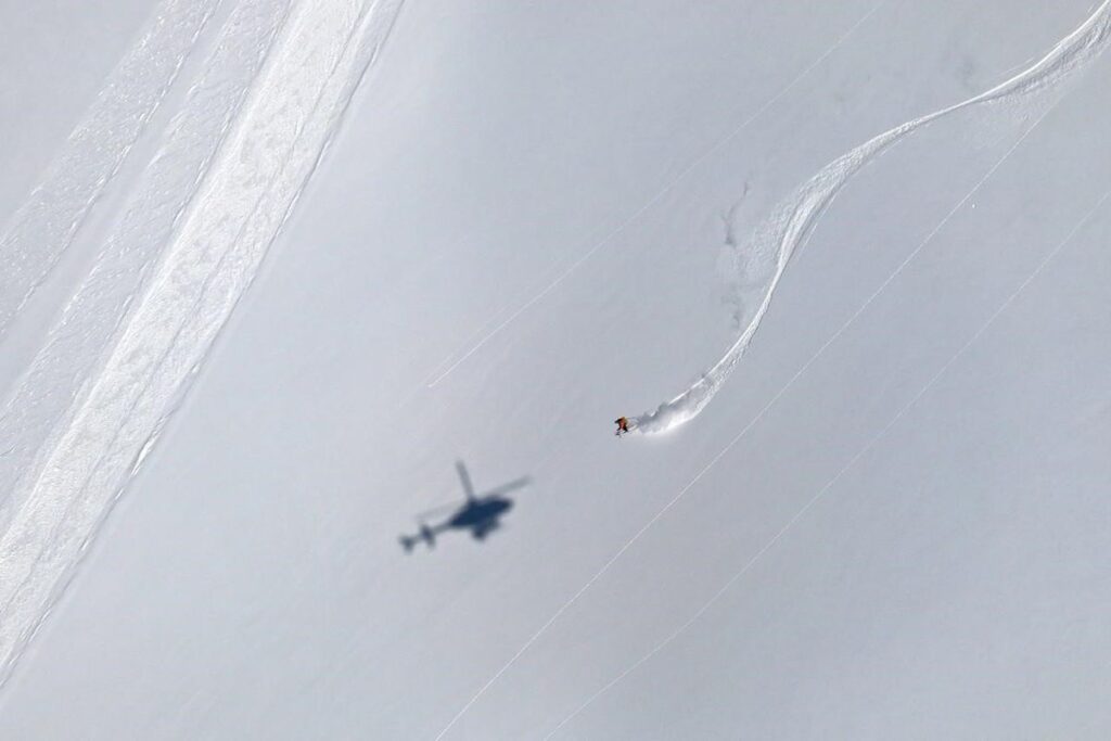 heli-skiing-bc-prices-helicopter-flying (1) (1)